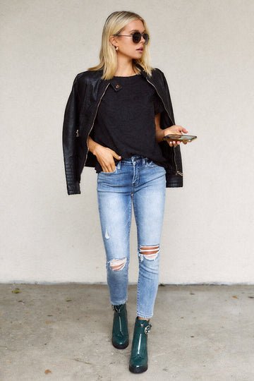 Alder Mid Rise Distressed Crop Skinny