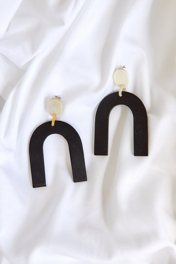 Sunshine Tienda Matte Black Horseshoe Earrings