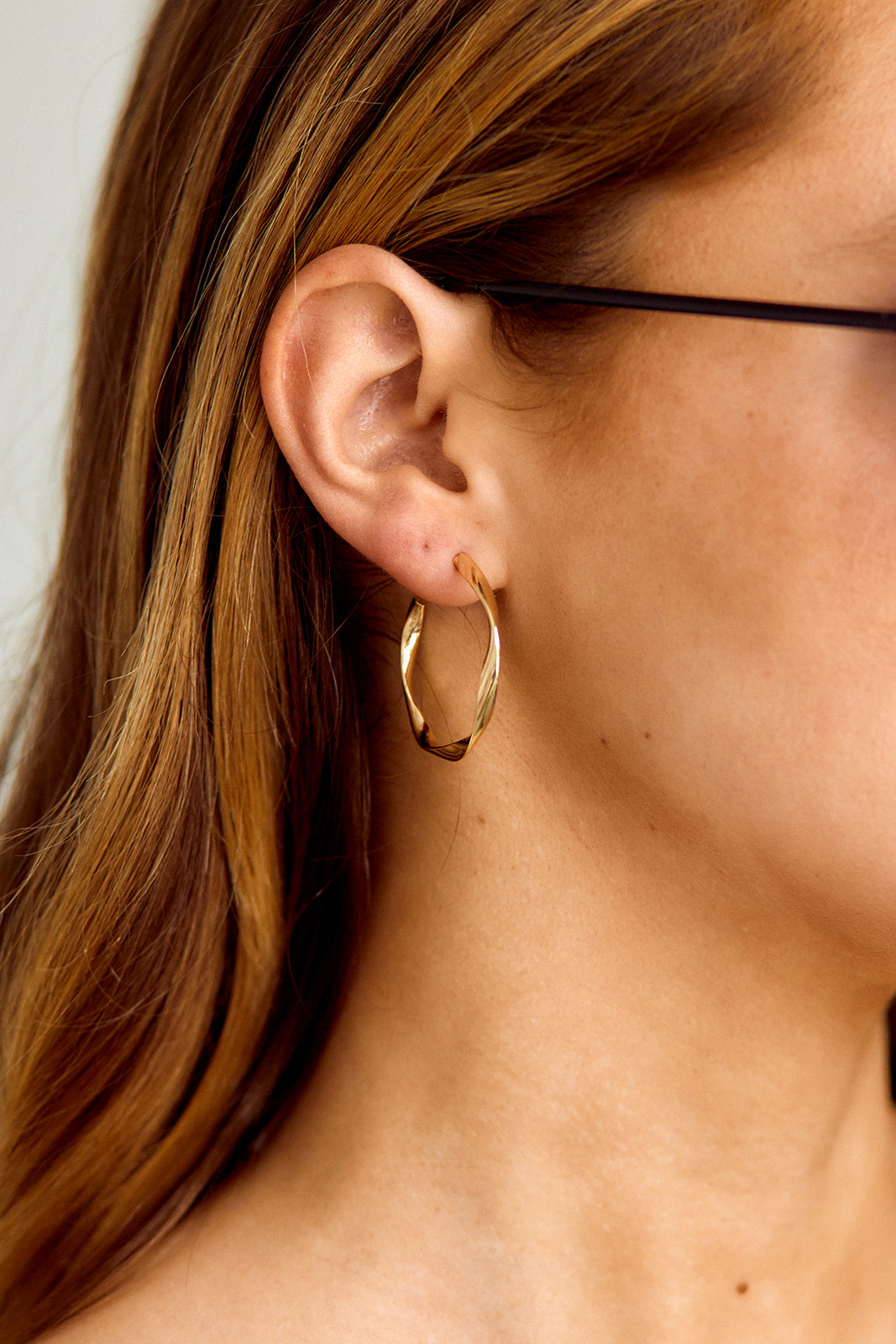 Finn Twist Hoop Earring