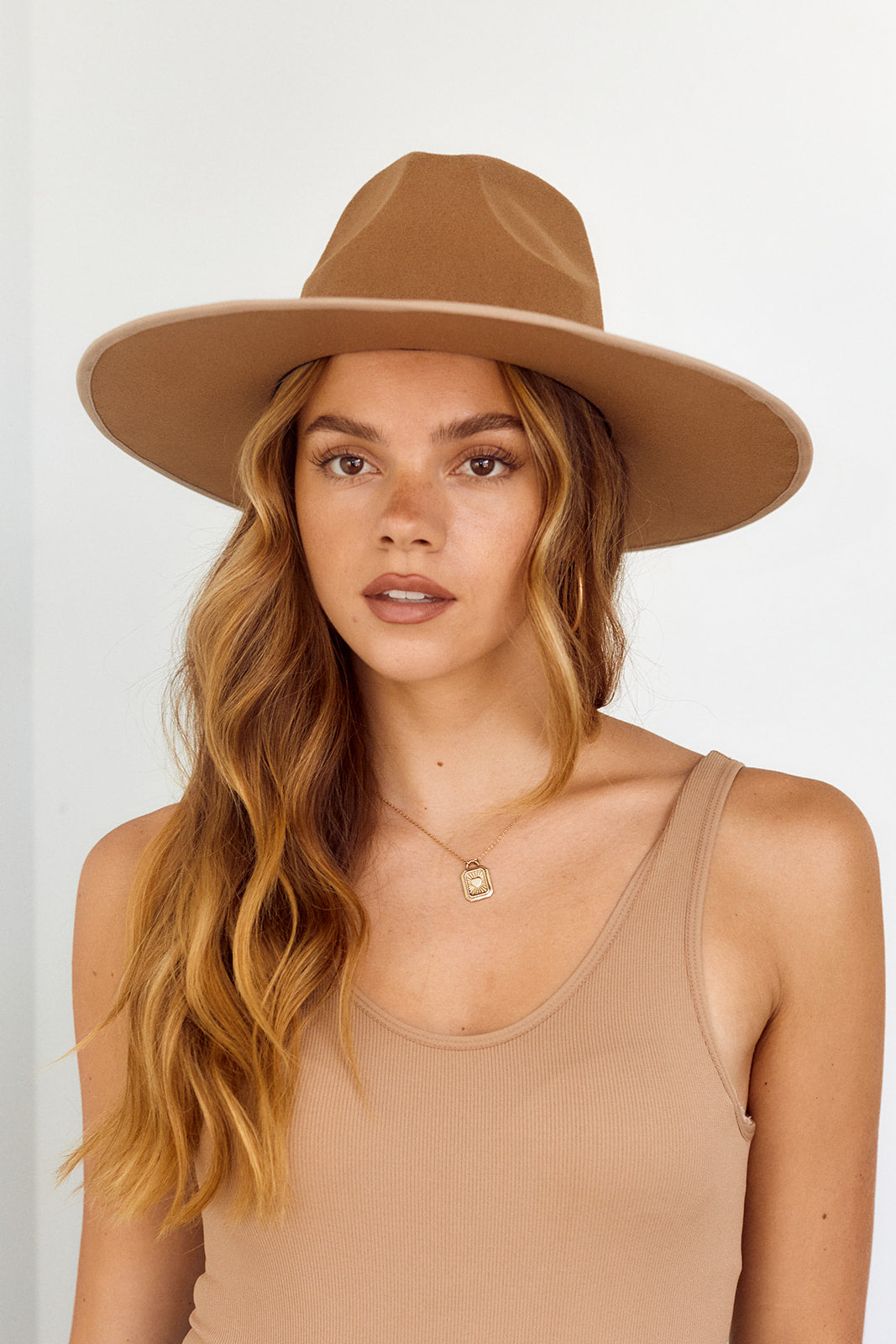 Torring Wide Brim Buckle Strap Hat