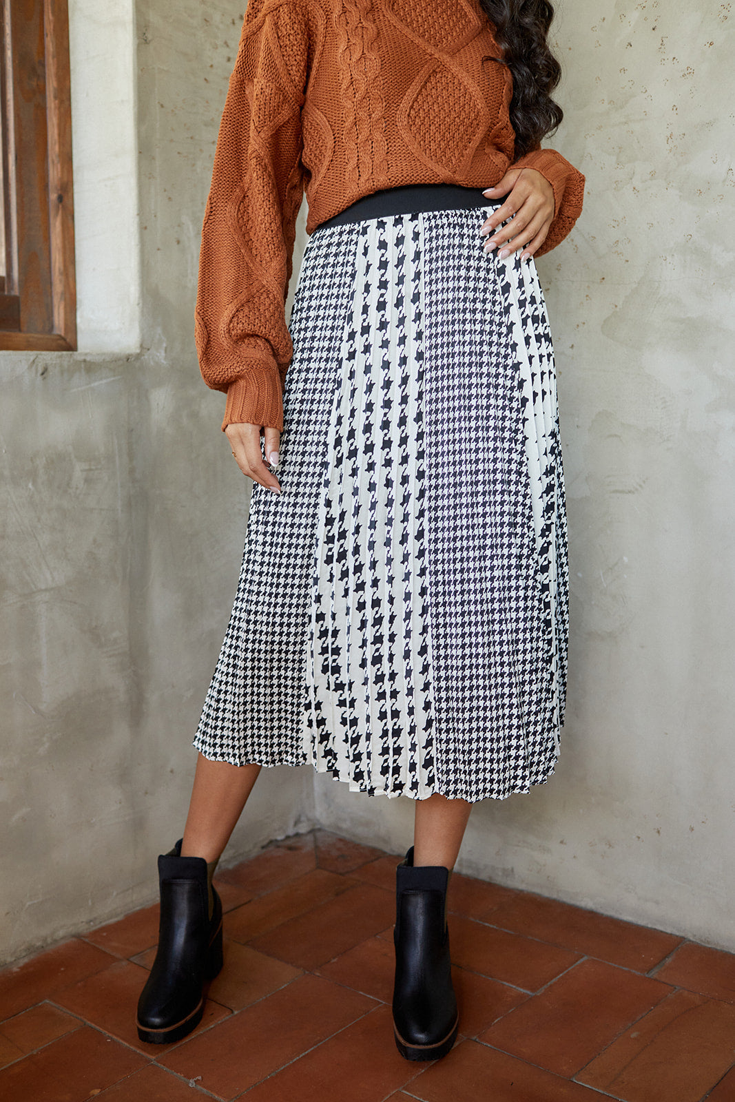 Rena Houndstooth Printed Pleated Midi Skirt