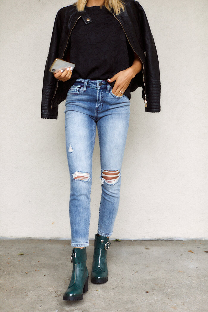 Alder Mid Rise Distressed Crop Skinny