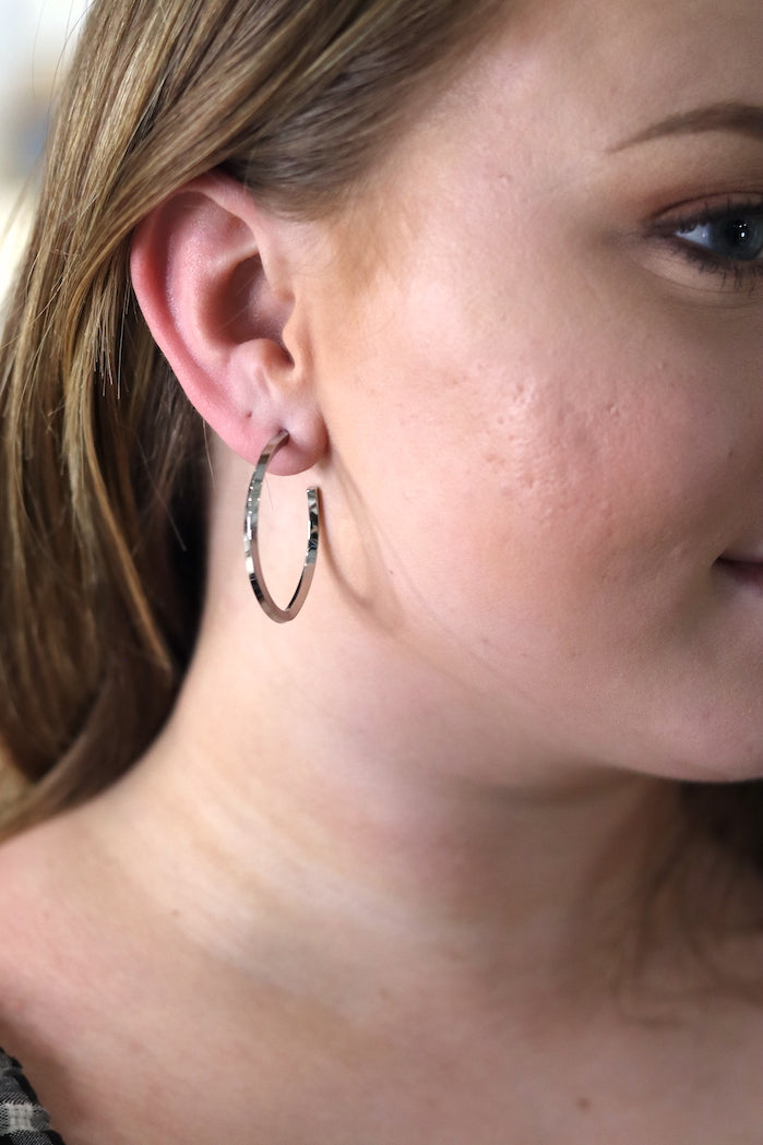 Finn Twist Hoop Earring